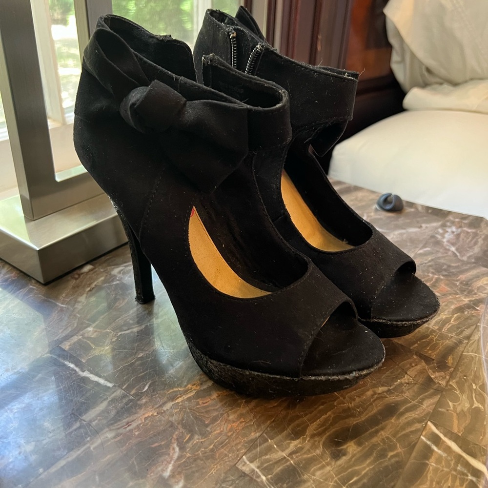 Kenneth Cole Black Peep-Toe Heels with Bow